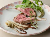 九谷焼の器、和洋食材、ソースとの調和。金沢の地物食材を大切にしつつ、丁寧にこだわり抜いたコースです。