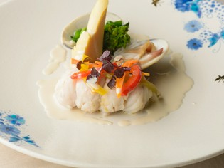捕れたての北陸の旬魚介を選りすぐり。金沢ならではの食材も豊富