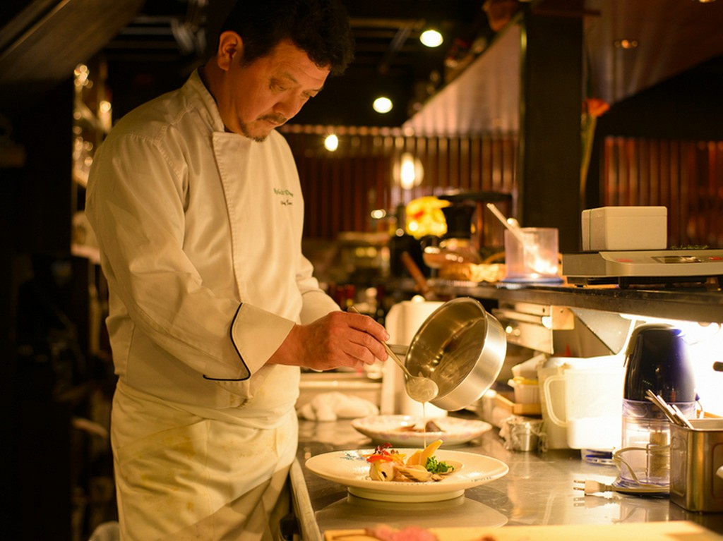 オープンカウンターをメインに、カジュアルにフレンチを楽しんで