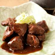 名古屋名物、赤みそで牛肉を煮込むどて煮『牛すじ煮込み』。国産牛ブロックの切り落としと牛すじをミックスして使っています。ごろっとした大ぶりの塊は食べ応えがあり、お酒が進む味です。