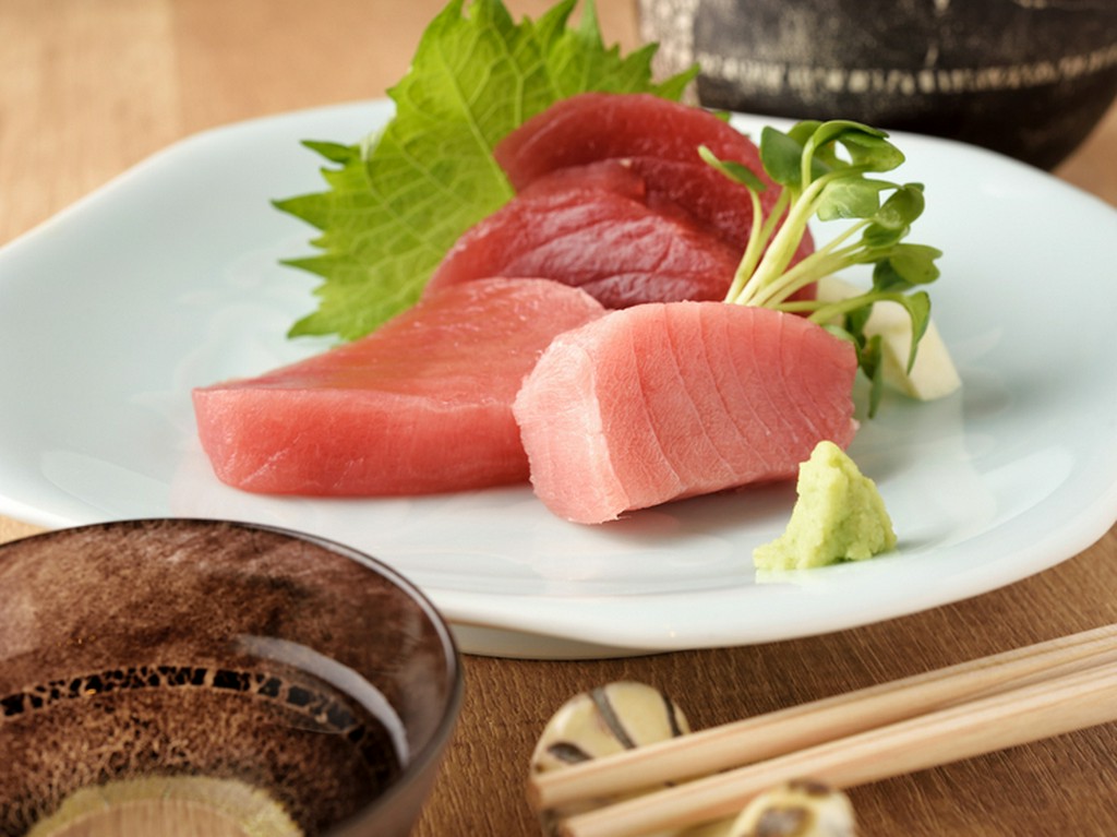 静岡直送のマグロをお店でひと手間かけて。旨味が凝縮した『熟成メバチマグロ刺』