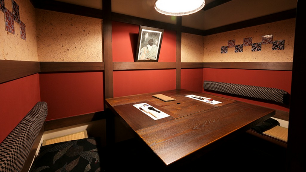 都会の喧騒を忘れさせる、古民家の風情が残る洗練された空間