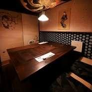 和のしつらえが素敵な高級感あふれるテーブル個室。おいしい料理とお酒を楽しめば、きっと会話も弾むことでしょう。普段使いはもちろん、特別な日のデートにも利用可能です。