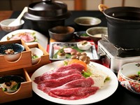 メインの飛騨牛料理は、ステーキやしゃぶしゃぶなど、5種から選択可能。使用する肉は特撰ロースか特撰イチボ肉から選べます。お昼の接待・法事・慶事などにオススメです。
