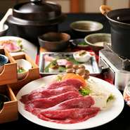 メインの飛騨牛料理は特撰肉の、ステーキやしゃぶしゃぶなど、5種から選択可能。使用する肉は特撰ロースか特撰イチボ肉から選べます。お昼の接待・お顔合わせ・法事・慶事などにオススメです。
