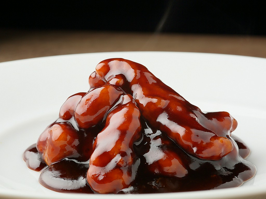 野菜は入っていません。肉の旨さが決め手の新感覚な酢豚『香り豊かな黒酢酢豚』