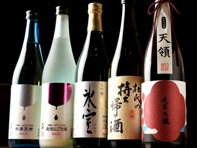 ずらりと揃った飛騨の地酒を料理とともにじっくり堪能