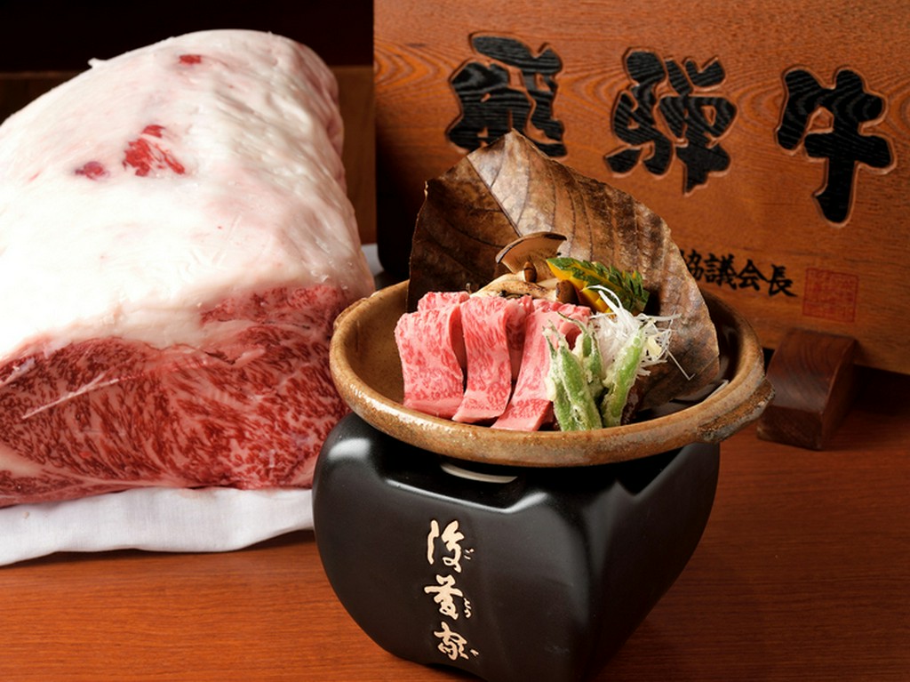 朴葉につつまれた飛騨牛の旨みと味噌のコクが相性抜群な『飛騨牛の朴葉焼き』