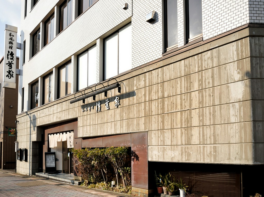 堂々とした佇まいで老舗の趣きがある和食店