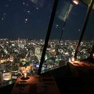 地上180mから眺める名古屋の夜景には、地元の人でも味わったことのない感動があります。晴れの時間も雨の時間も、雨上がりの時間でも、それぞれが個性的で素敵な眺めを楽しませてくれます。