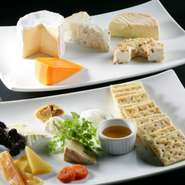 世界三大ブルーチーズの1つ『ゴルゴンゾーラ』や、個性的な香りが人気の『リヴァロ』など、フランス直輸入のチーズを5種。ビスケットにチーズをのせハチミツを絡めれば、極上の味が口に広がります。