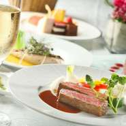 魚、肉、野菜、果物、ワインなど全ての分野にそれぞれ独自のルートを持ち、旬な食材だけを仕入れています。仕入れた食材を目の前にして閃く料理のアイデアを表現した料理の数々を、ぜひお楽しみください。