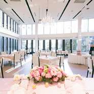 天井まで6メートルもある吹き抜けのような店内には光が降り注ぎ、白を基調にした店内は結婚式やパーティーにピッタリです。一流ホテルのようなおもてなしに、洗練されたフレンチ料理は素敵な思い出に最適です。