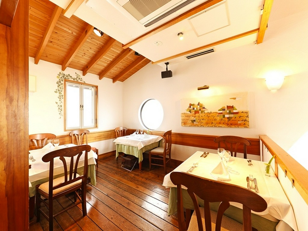 落ち着いた店内