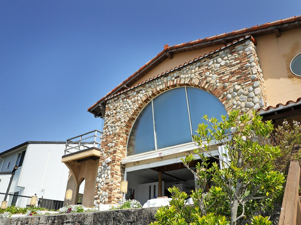 海を一望できるテラス席で2人の思い出作り