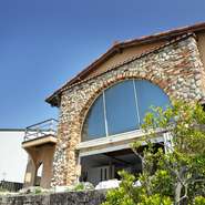 七里ヶ浜の海を一望できる絶好のロケーションを生かしたテラス席。夜はランプの灯りで幻想的な空間を演出します。ひざ掛けやストーブがあるので寒い日も安心。海が好きな2人におすすめのデートプランです。