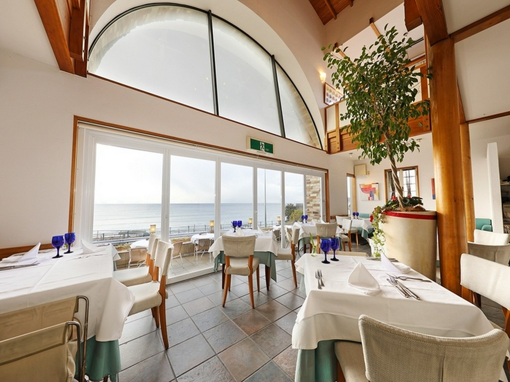 七里ヶ浜を一望できるオーシャンビューのレストラン