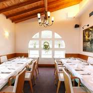 チャペルの様に清潔感溢れる可愛い個室は、最大14名までのパーティーに対応可。宴会や忘年会などの利用にもお勧め。コース料理とワインで素敵な時間を過ごせます。