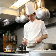 三崎漁港から仕入れる新鮮な魚介や、三浦の契約農家から仕入れる新鮮な野菜を使った、見た目も美しい本格イタリアンの数々を提供。シェフが心を込めて作る一皿からは、季節を感じることができます。