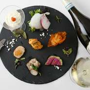 南イタリア・アマルフィからインスパイア―された【リストランテ　アマルフィイ】では、本格イタリアンを味わえます。肉や魚介を使った料理はもちろん、地元の食材を使った彩り豊かな前菜に、心がときめきます。