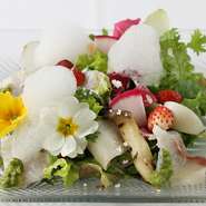 三崎漁港から仕入れる新鮮な魚介と、三浦の契約農家から仕入れる鎌倉野菜を贅沢に使用。素材そのままの美味しさで楽しめる一皿。