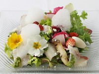 三崎漁港から仕入れる新鮮な魚介と、三浦の契約農家から仕入れる鎌倉野菜を贅沢に使ったヘルシー料理。食材の味を活かしたシンプルな味付け。鎌倉の庭園をイメージした盛り付けに、ついつい見とれてしまいます。