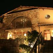 夜の海沿いに浮かぶ幻想的な佇まいはとても綺麗で気分も高揚させてくれます。