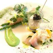 お食事を始める最初の料理。見た目・香り・味すべてを満足させる前菜をご堪能下さい。
