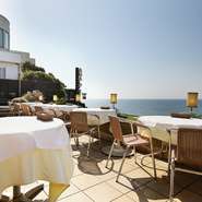 目の前の広い海を眺めながら食事は、デートや記念日、さらには接待や会食などにも最適。開放感と爽やかな潮風、波の音などが心地よいBGMとなり、大事な人との時間をさらに充実したものにさせてくれるでしょう。