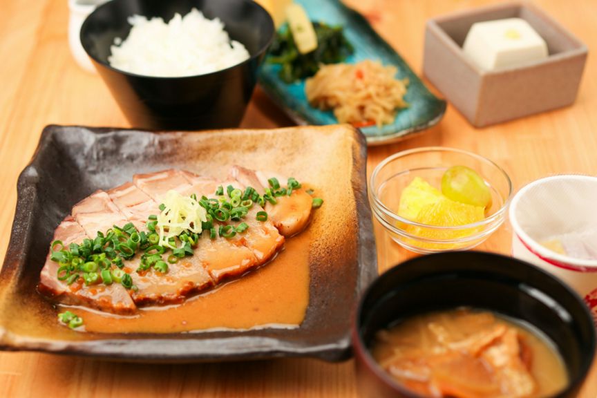 厚切り豚ロース肉の 生姜焼きソースがけ定食