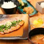 ・厚切り豚ロース肉の生姜焼きソースがけ
・金目鯛の煮つけ
・手作り和惣菜 4品
・具だくさんのお味噌汁
・ごはん  「 山形県産 つや姫 」
・冷奴
・わらび餅　黒蜜かけ
・コーヒー　／　紅茶