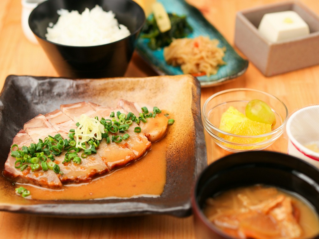 厚切り豚ロース肉の 生姜焼きソースがけ定食