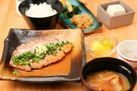 ・厚切り豚ロース肉の生姜焼きソースがけ
・金目鯛の煮つけ
・手作り和惣菜 4品
・具だくさんのお味噌汁
・ごはん  「 山形県産 つや姫 」
・冷奴
・わらび餅　黒蜜かけ
・コーヒー　／　紅茶