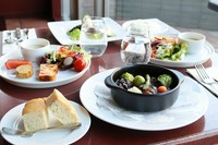 シェフ手づくりのオードブル
彩り野菜のサラダやスープ
メインにはもちろんフレンチの香りを添えて