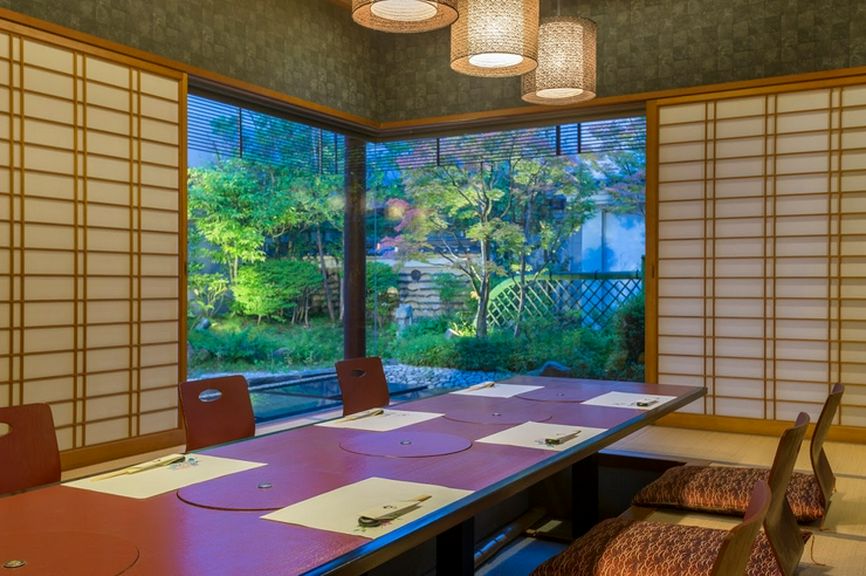 接待など特別な日には貸し切りの個室で