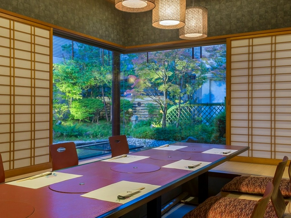 接待など特別な日には貸し切りの個室で