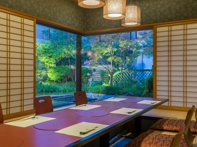 接待など特別な日には貸し切りの個室で