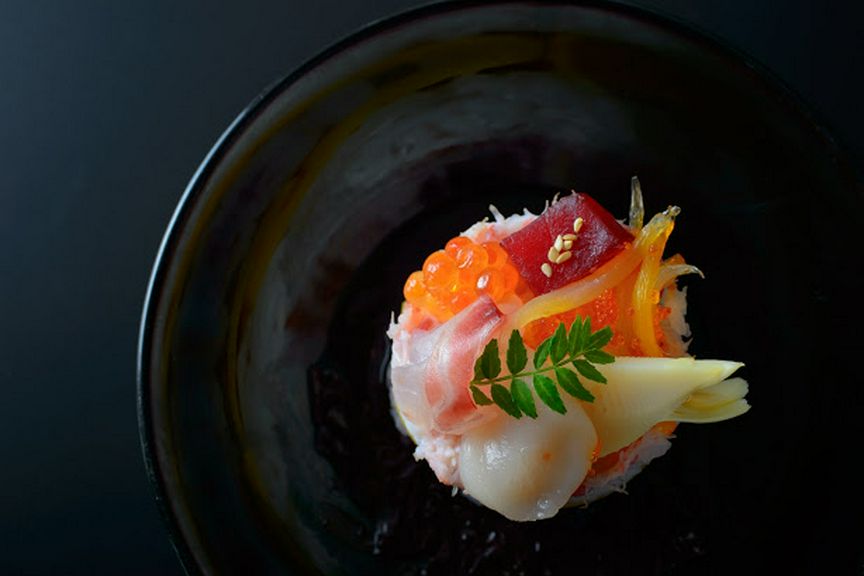 時期折々の旬食材を使った料理を落ち着いた店内でゆったりと満喫