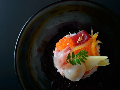 時期折々の旬食材を使った料理を落ち着いた店内でゆったりと満喫