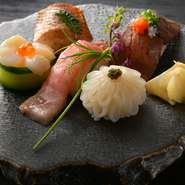 他のお店とは違い、料理を食べた後のお客様の満足した表情が見たいと、料理長自らお客様のお出迎えやお見送りを行っています。食後、料理長に直接料理の感想などを話せるという貴重な経験ができます。