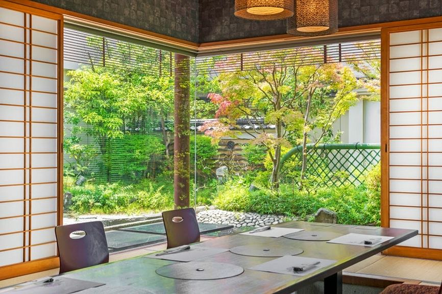 ホテルの最上階でありながら庭園を完備