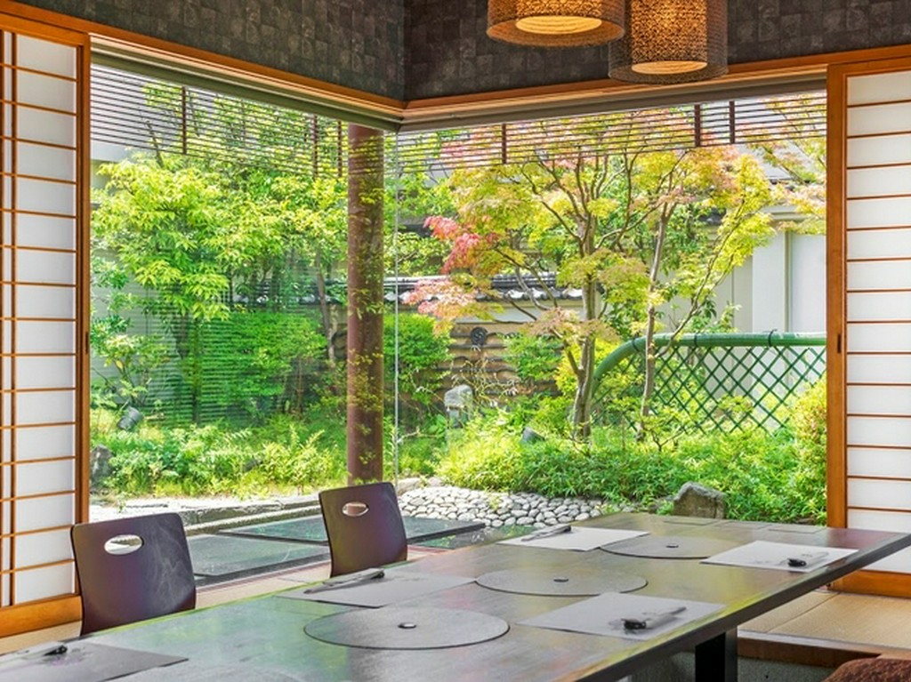 ホテルの最上階でありながら庭園を完備