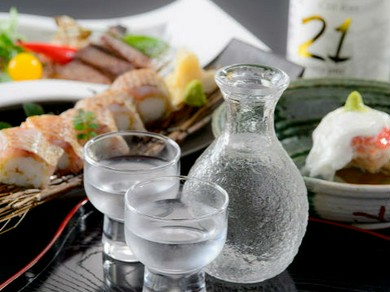 新潟の蔵元を中心に取り揃えた豊富な地酒たち