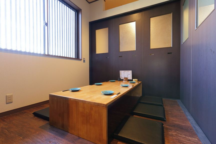 くつろいでお酒や食事が楽しめるおしゃれな個室