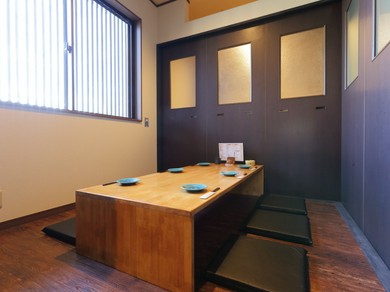 くつろいでお酒や食事が楽しめるおしゃれな個室