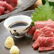 新鮮な馬刺しは、あっさりとしていながらもしっかりとした味わい。『特上霜降り』は思わず「旨い」と声が出る、納得のクオリティ。お酒のお供としても最適な逸品です。