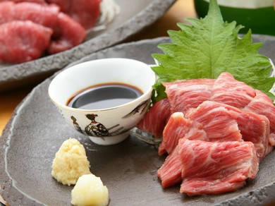 納得の味わい、馬刺し『特上霜降り』