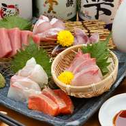 金沢漁港・築地直送の鮮魚のなかでも、とくに食べてほしいおすすめの魚をピックアップ。華やかな見た目でお酒の席も盛り上げてくれるひと品です。