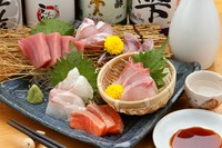 金沢漁港・築地直送の鮮魚のなかでも、とくに食べてほしいおすすめの魚をピックアップ。華やかな見た目でお酒の席も盛り上げてくれるひと品です。