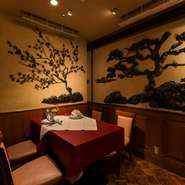 エレガントな雰囲気の中で中華料理を楽しめる本店。木製の間仕切りによって半個室の状態にできるテーブル席もあり、デートにぴったりです。2～3名での予約時に指定が多い人気席なので、予約はお早めに。